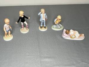 lot 479 image: Frances Hook For a Mothers Love Figurine Collection - Set of 5