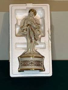 lot 550 image: Porcelain Angel Figurine with Musical Base