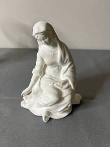 lot 530 image: Lenox Nativity Figurines and Porcelain Doll Collection