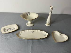 lot 537 image: Lenox Rose Manor China Collection - 5 Piece Set