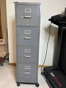 lot 555 image: Metal 4-Drawer Filing Cabinet with Caster Wheels