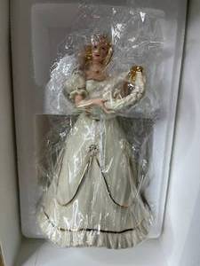 lot 582 image: Lenox 1999 Ivory Classic Figurine - A Christmas Welcome