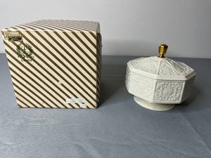 lot 583 image: Lenox Octagonal Candy Dish with 24K Gold Trim
