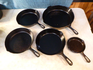 lot 33 image: 5 Cast Iron Skillets