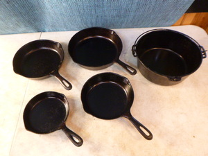 lot 35 image: Cast Iron Skillets and Pot