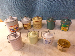 lot 39 image: 9 Crocks