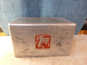 lot 53 image: Vintage Metal 7-Up Cooler