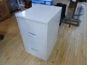lot 54 image: 2 Drawer File Cabinet