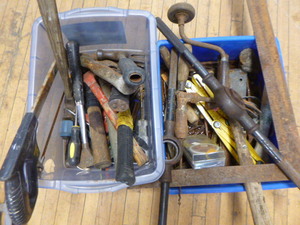lot 98 image: Garage Items