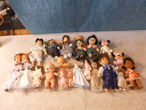lot 110 image: Lot of Dolls