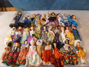 lot 114 image: Lot of International Dolls