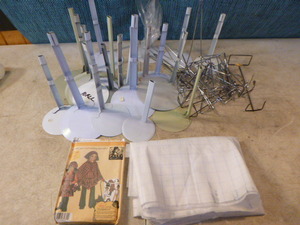 lot 121 image: Lot of Doll Stands