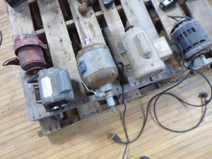 lot 160 image: 4 Electric Motors and Farmall Tractor Alternator