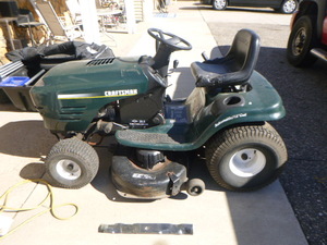 lot 5 image: Craftsman Riding Lawn Mower