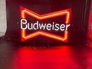 lot 33 image: Budweiser Neon Sign - Bowtie Design
