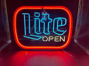 lot 50 image: Vintage Lite Open Neon Sign