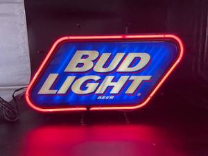 lot 100 image: Bud Light Small Neon Sign