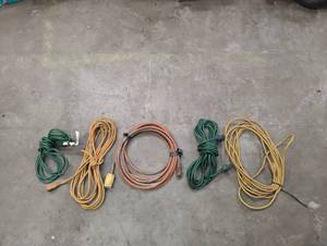 lot 38 image: 5 EXTENSION CORDS