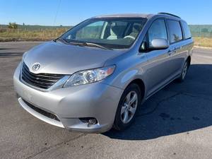 lot 18D image: 2011 Toyota Sienna LE 8-Passenger - 1 OWNER