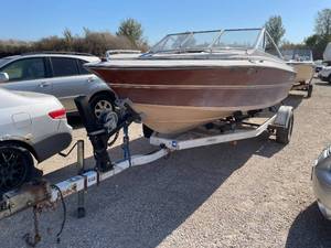lot 16H image: 1987 Larson Boat
