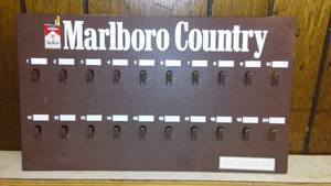 VINTAGE PLASTIC MARLBORO COUNTRY KEY HOLDER IN EXCELLENT CONDITION, 10-12X18