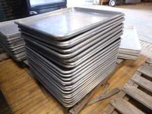 lot 31 image: 22 Baking Pans