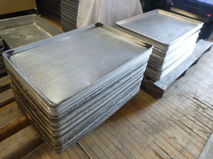 lot 33 image: 56 Full Size Baking Pans