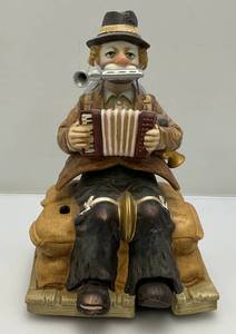 lot 204 image: Melody In Motion One Man Band Porcelain Clown Statue Musical Clown By WACO (Works) (T)
