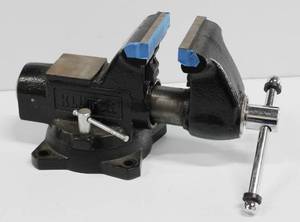 lot 47 image: Klutch Heavy Duty 5 Workbench Vise 4 12 Jaw