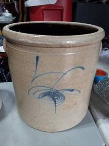 lot 38 image: Lazy Eight Salt Glaze Bee Sting Crock