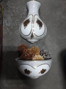 lot 22 image: Vintage 2-Piece Lavabo With Decorative Spheres