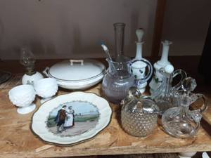 lot 42 image: Lot Of Vintage Glass Ware
