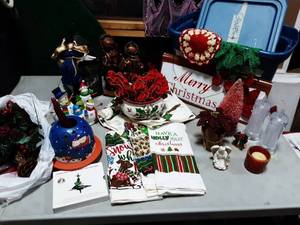 lot 51 image: Contents Of Tote With Lid Christmas Decor