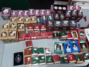 lot 52 image: Large Lot Of Ernesco Ornaments, 70s, 80s, 90s-Over 100 Items