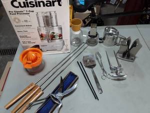 lot 17 image: Cuisinart 7-Cup Food Processer
