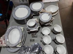 lot 18 image: Vogue China Service For 12