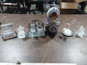 lot 65 image: Nesting Dolls, White House Paper Weight 4-Glass On Mirror Miniatures