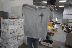 lot 452 image: mens t-shirt