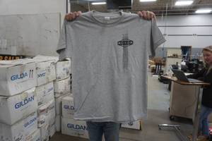 lot 453 image: mens t-shirt