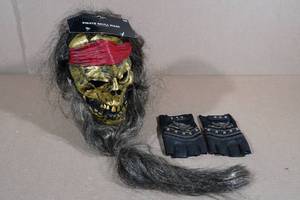 lot 5 image: Pirate Skull Halloween Mask with Accessories