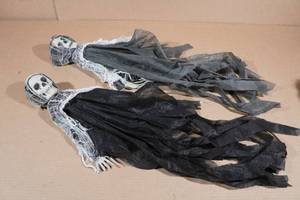 lot 9 image: 2 Hanging Skeletons Halloween Dcor