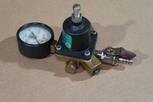 lot 117 image: Gas Regulator with Gauge and Shut Off Valve