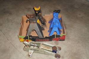 lot 123 image: Jack Stands and Jack