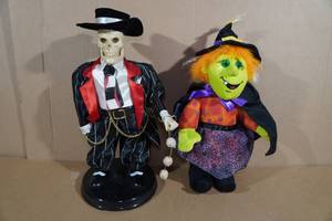 lot 200 image: 2 Halloween Figures