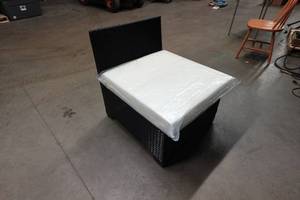 lot 192 image: Outdoor Patio Chair with Cushion