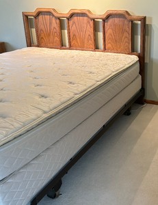 lot 6 image: Beautiful Vintage Queen Bed