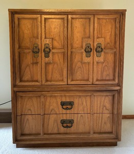 lot 8 image: Charming Vintage Cabinet Dresser
