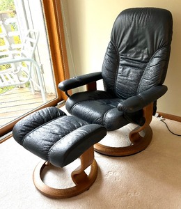 lot 22 image: Navy Blue Stressless Bkornes Chair with Ottoman