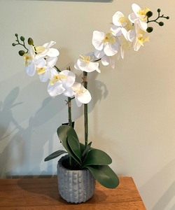 lot 74 image: Faux Floral