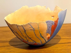 lot 90 image: Pretty Pottery Bowl by Getsinger